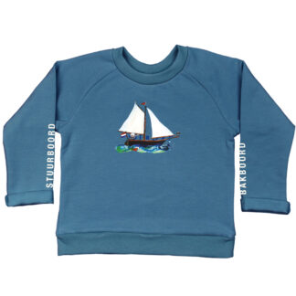 sweater met zeilboot voor kinderen van 18 maanden tot 6 jaar. Jeansblauw en met stuurboord en bakboord op de mouwen